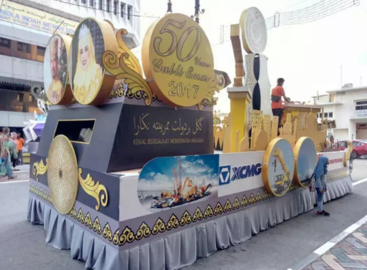 XCMG Float Shows up at Celebration of Sultan’s 50th Anniversary on Throne and Wins Praises from Bruneians 