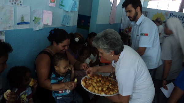 Loving Breakfast Delivers Warmth to Brazilian Homeless Kids