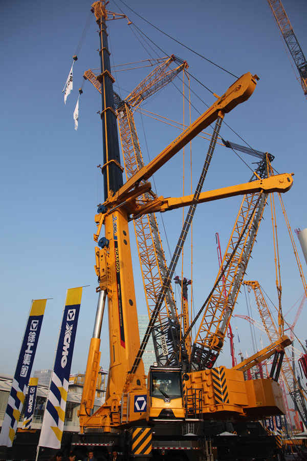 Two types of top-class XCMG cranes are to be applied in engineering projects